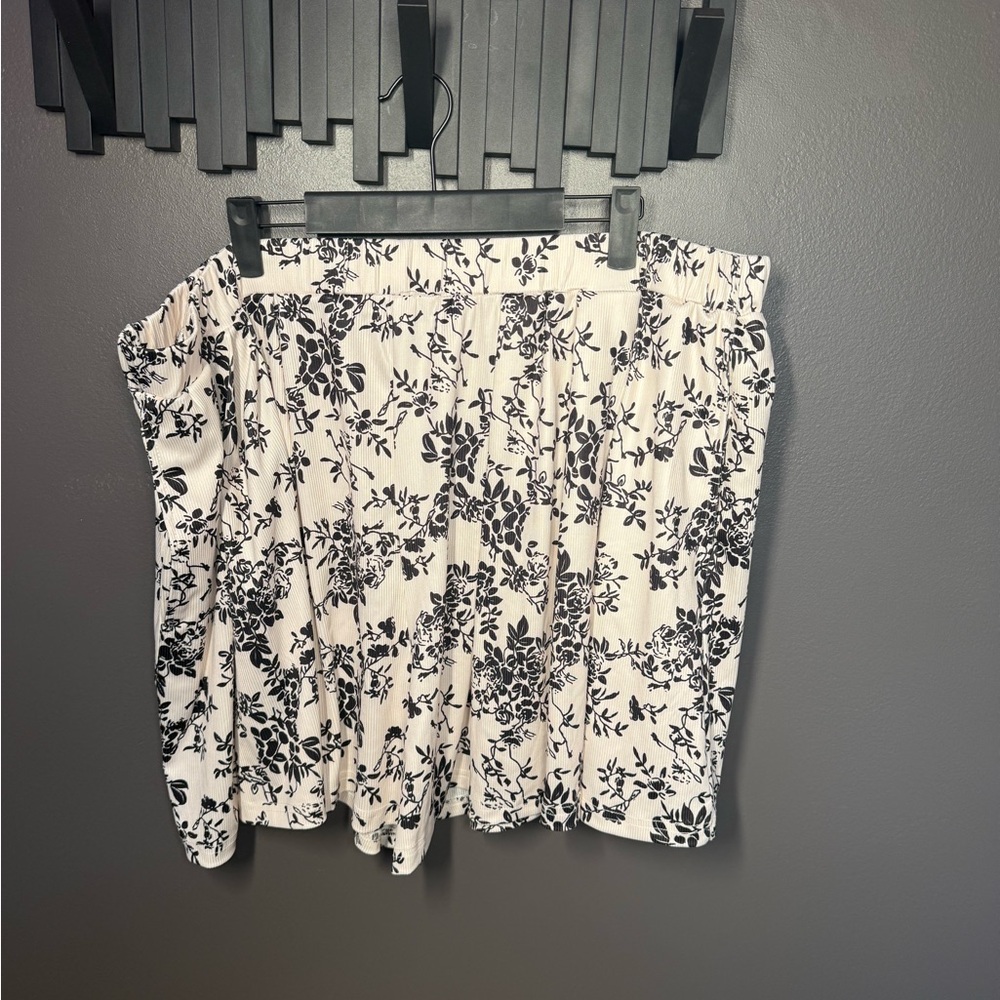 Cider Black and White shorts size 3X